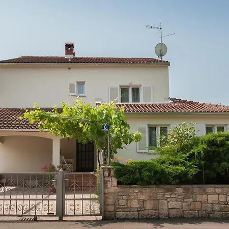 Studio And Apartment Nadia With Garden Porec Exterior photo